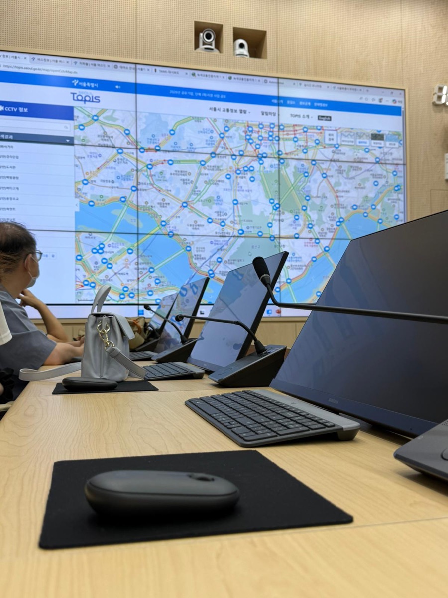Inside Seoul's TOPIS smart-city control centre