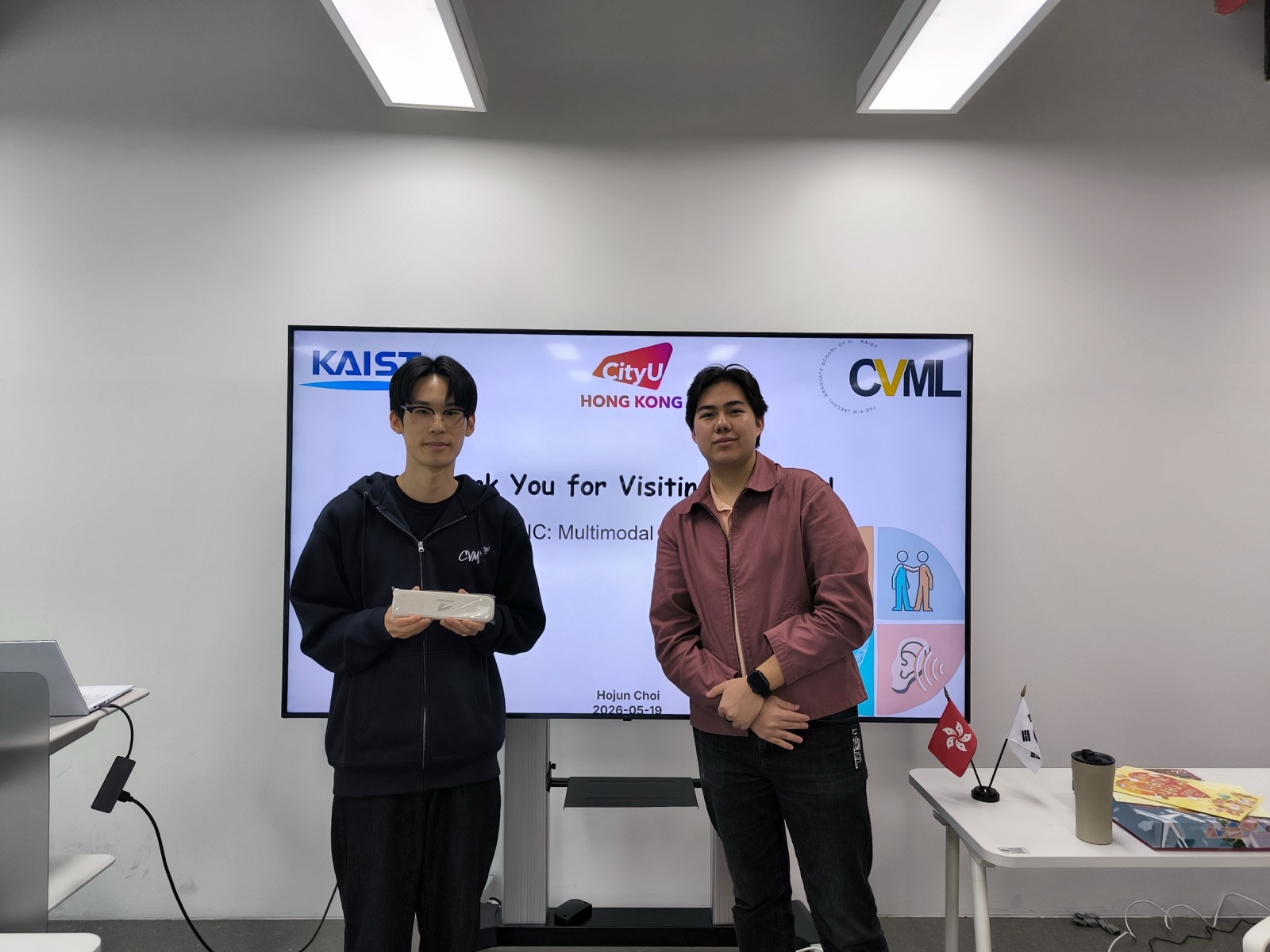 Handing a thank-you gift to a KAIST graduate student