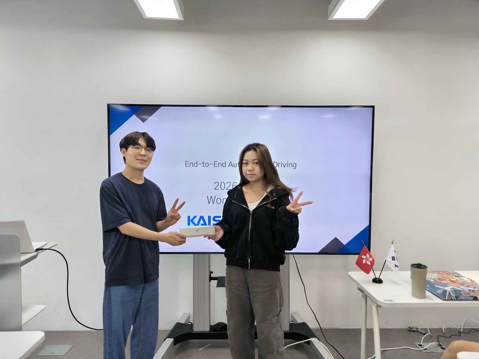 A thank-you gift exchanged with a KAIST presenter