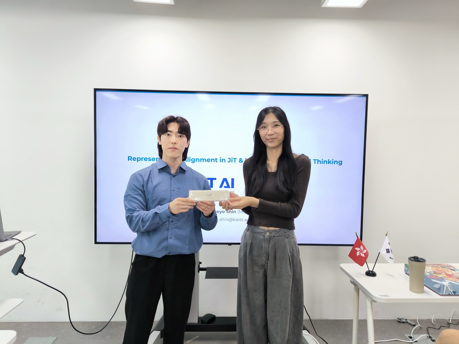 A thank-you gift exchanged with a KAIST presenter
