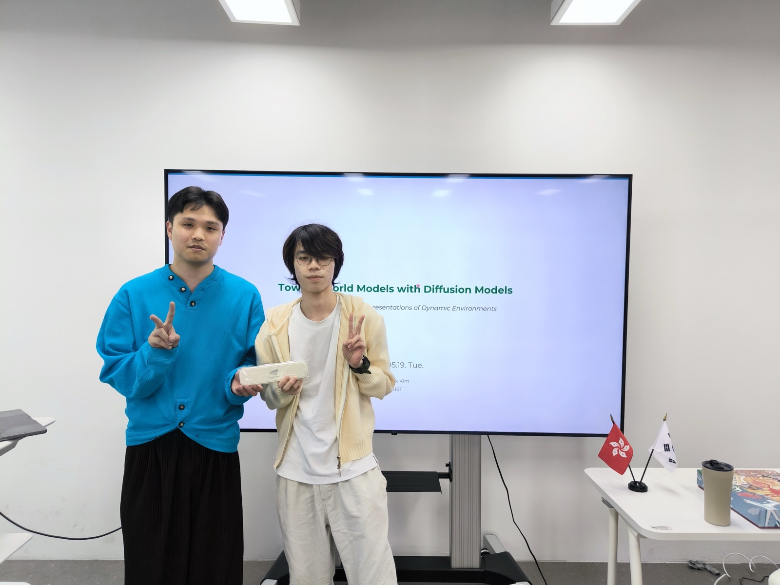 A thank-you gift exchanged with a KAIST presenter
