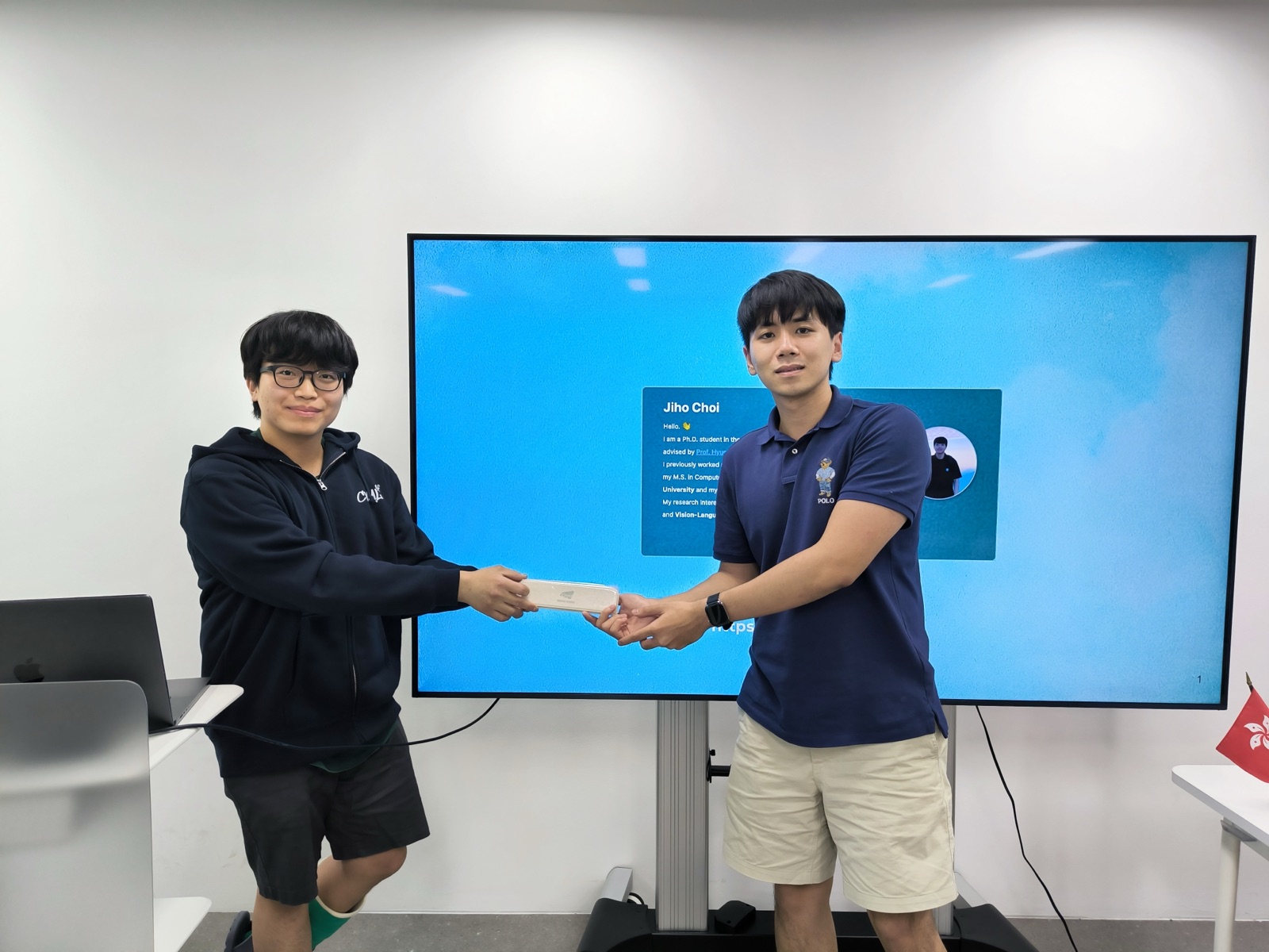 A thank-you gift exchanged with a KAIST presenter