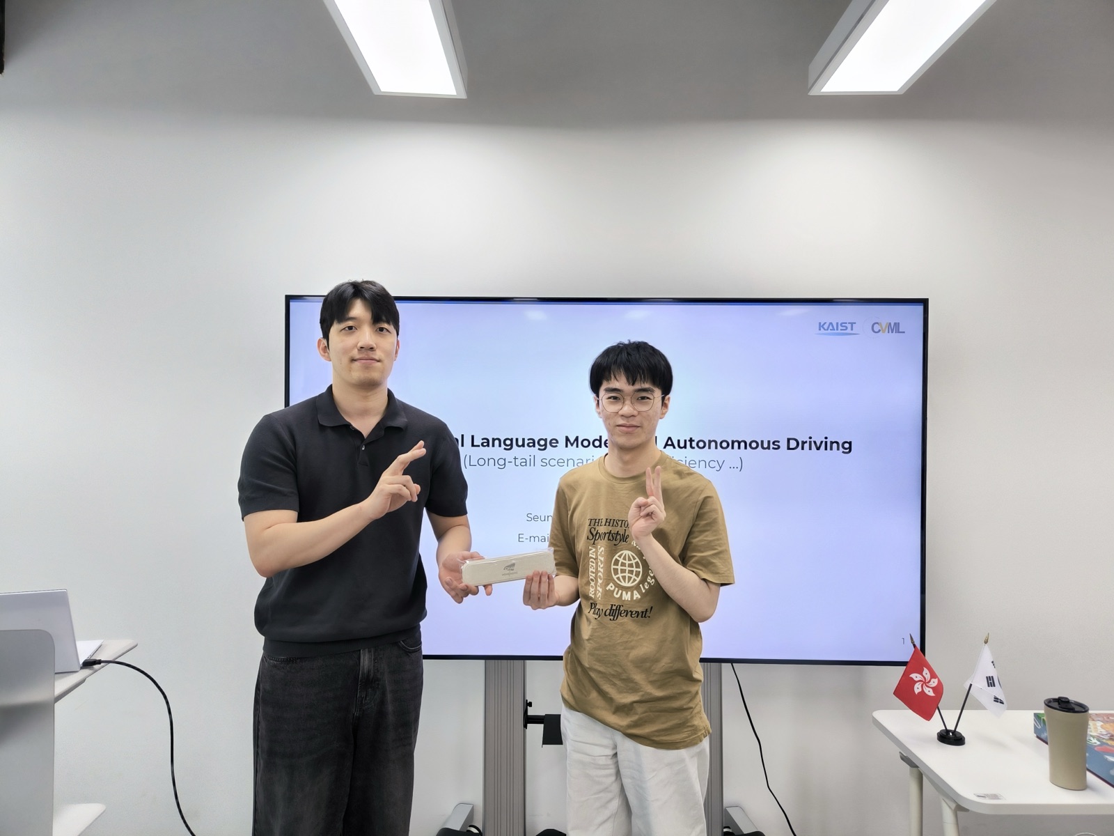 A thank-you gift exchanged with a KAIST presenter