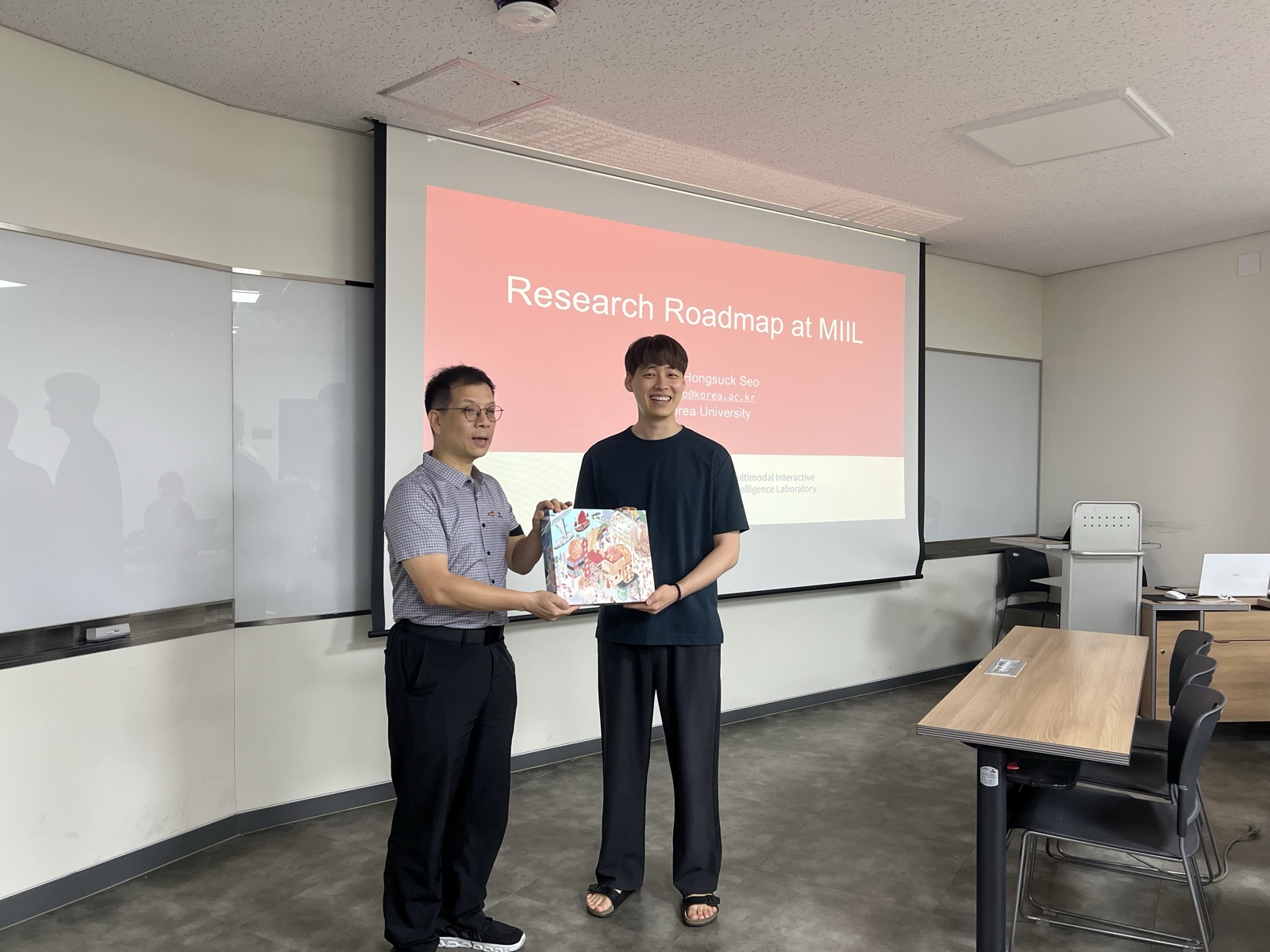 Presenting a souvenir to Professor Paul Seo in the lab
