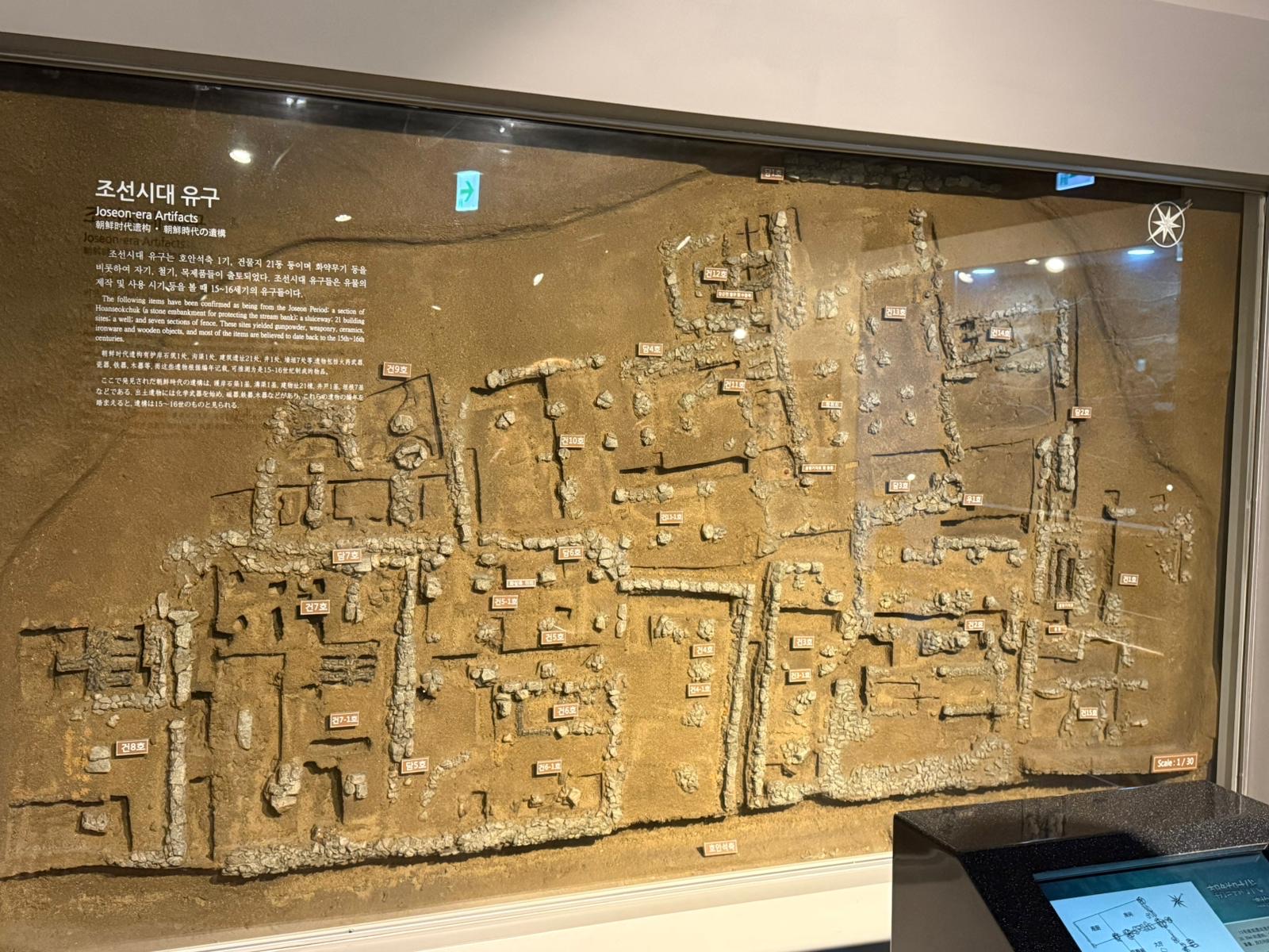 A tan relief model of a Joseon-era Seoul settlement in a display case