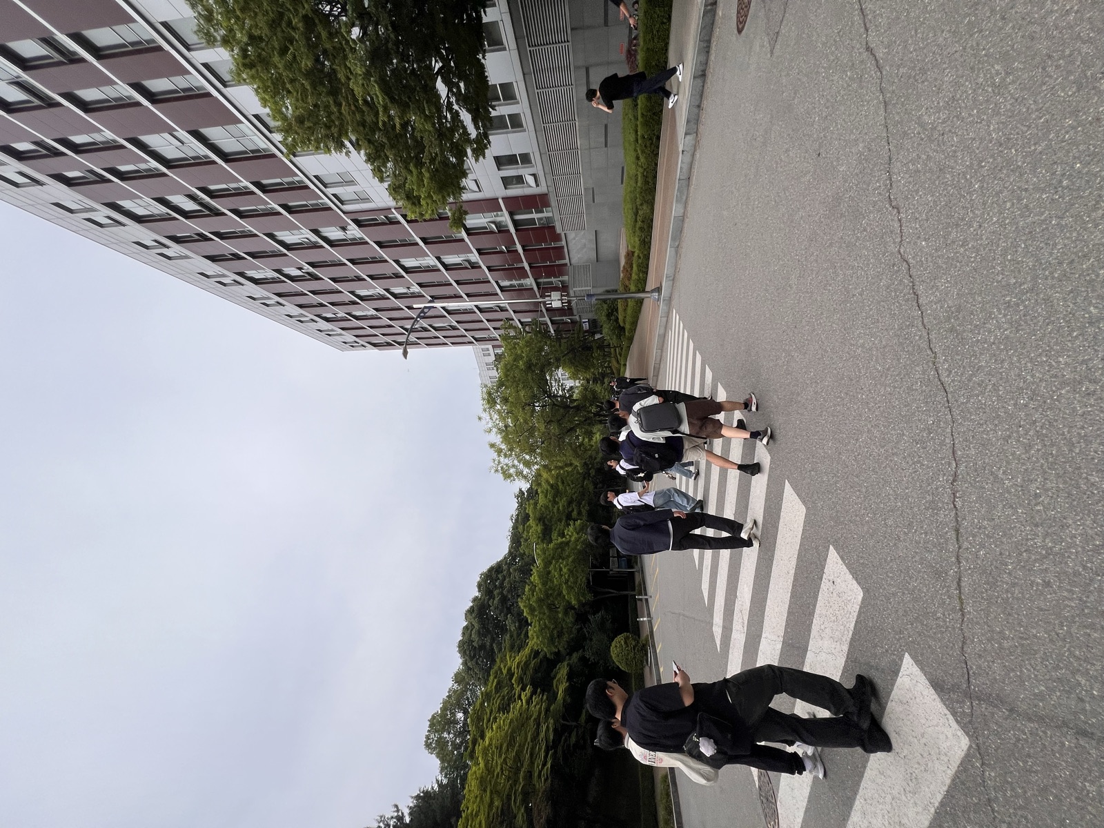 Crossing the campus by the residence halls