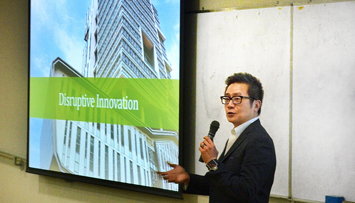 Dr. Andy Chun giving a talk at the IT Leadership Forum